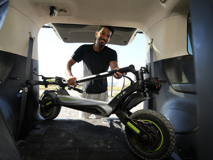 isinwheel GT4 Dual dual-motor scooter riding outdoors