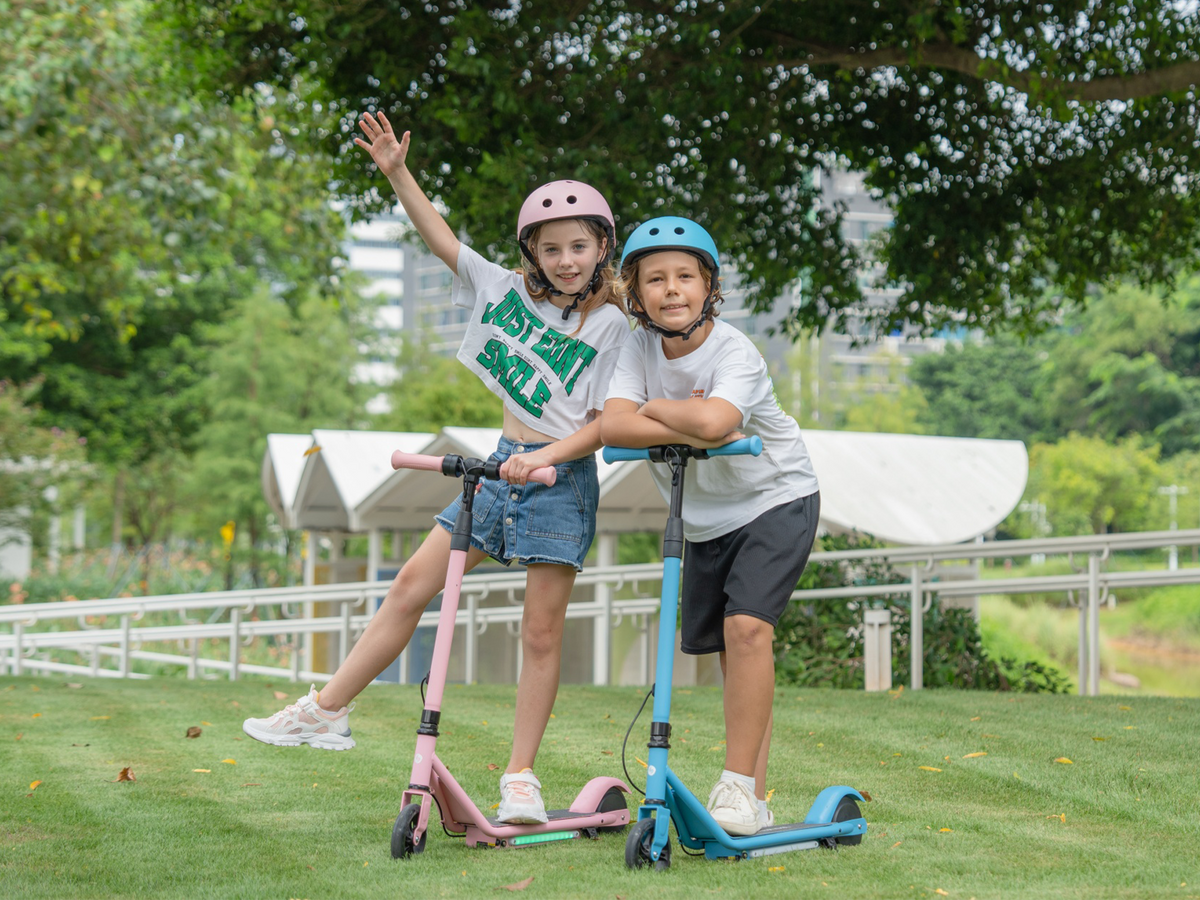 isinwheel S2 child riding electric scooter outdoors