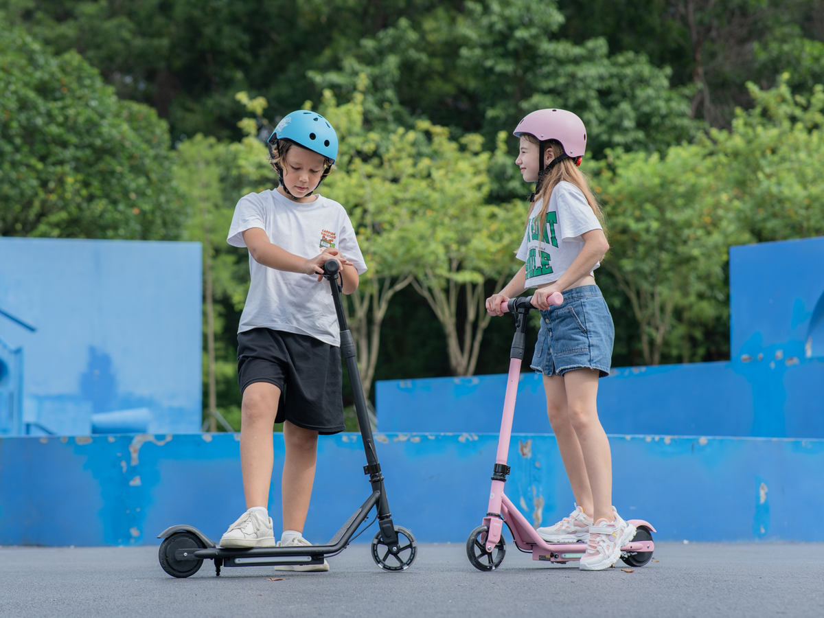 isinwheel S2 kids scooter handlebar and throttle detail