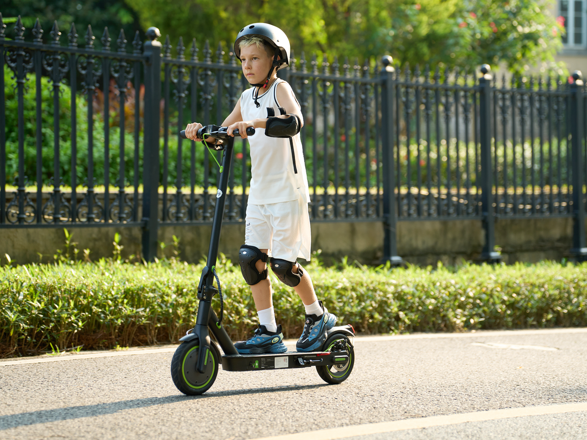Commuter riding isinwheel S9Pro electric scooter