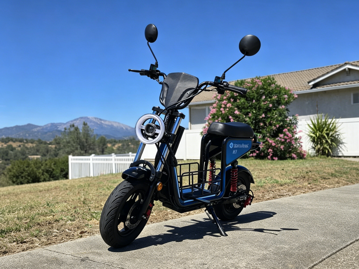isinwheel H7 commuter scooter riding in the city
